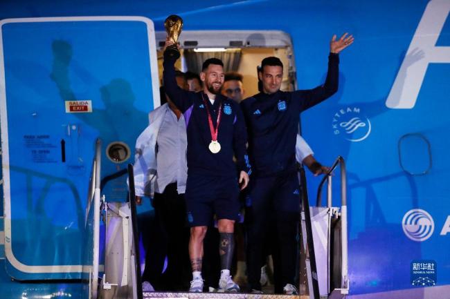 월드컵 우승팀 아르헨티나가 기념 여행을 위해 고향으로 날아갔다.