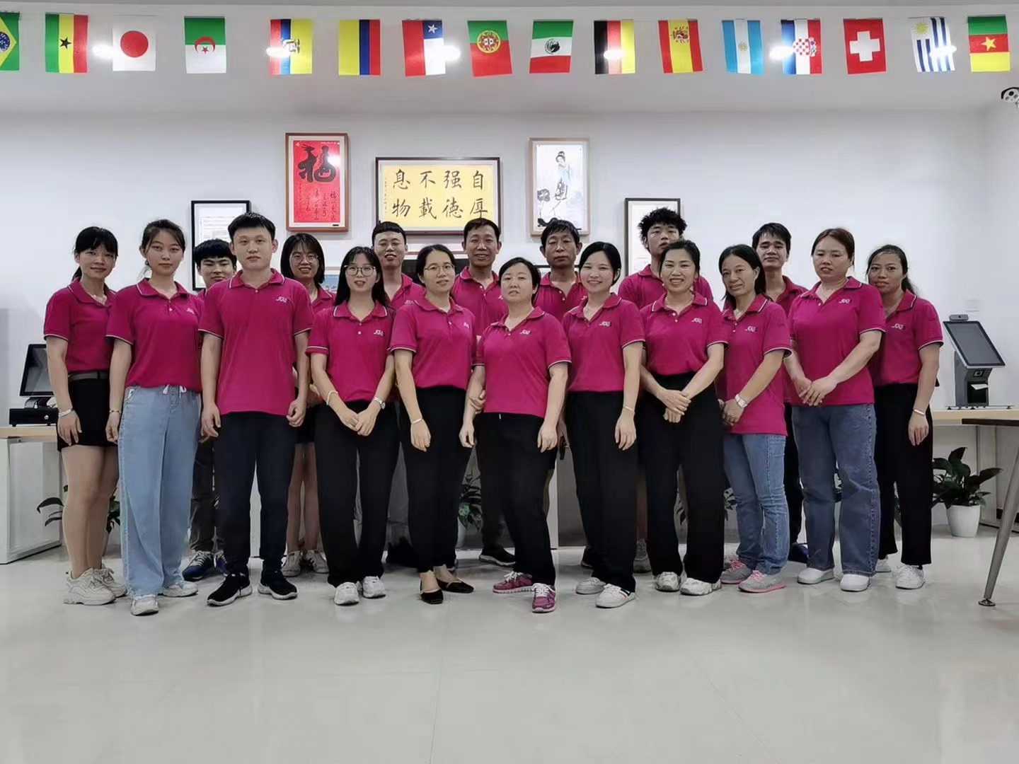 شرکت کامپیوتر لمسی شنژن سوئی یی با مسئولیت محدود مسابقات تنیس روی میز کارمندان را برگزار می کند