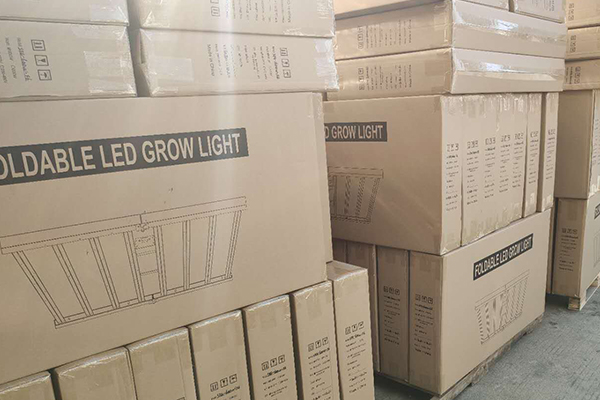 En beholder av modell F LED Grow Light er klar for levering