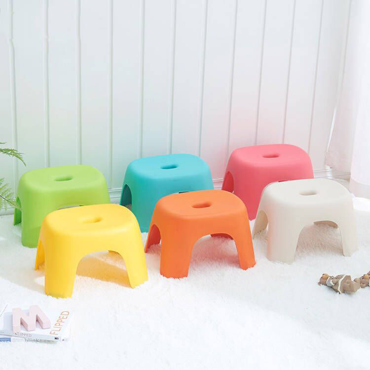 단계 의자에 앉아 다채로운 플라스틱 아이 - 2 