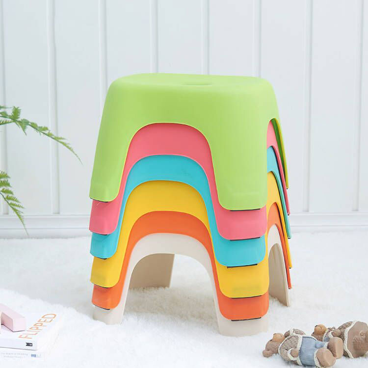 단계 의자에 앉아 다채로운 플라스틱 아이 - 3 