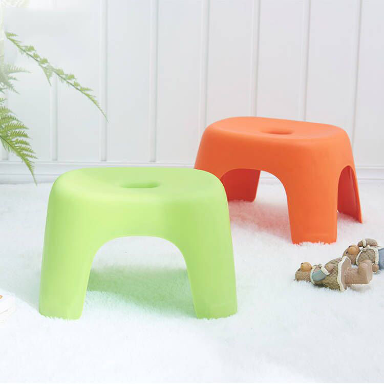 단계 의자에 앉아 다채로운 플라스틱 아이 - 4