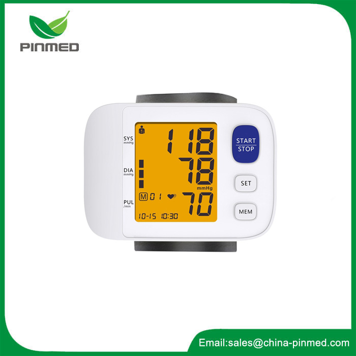Digitálne tlakomery na meranie krvného tlaku na zápästí