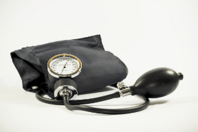 Should I use an electronic blood pressure monitor or a mercury blood pressure monitor to measure my blood pressure at home?
