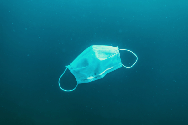 Masks-discarded-in-the-ocean