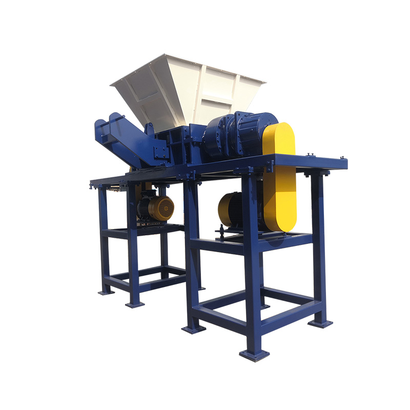 What are the characteristics of the blades of the double shaft shredder？