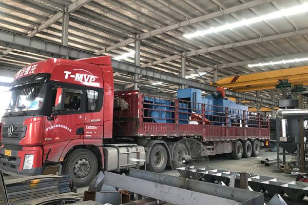 The Q698 steel plate profile shot blasting machine sent to Taizhou, Jiangsu is loaded and shipped