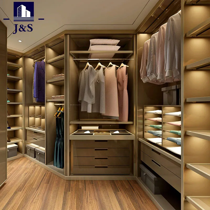 Malaking Walk in Closet Design para sa Master Bedroom