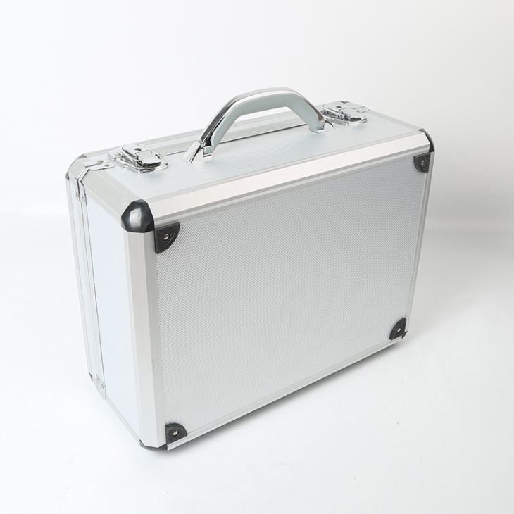 Алюминиевый чемодан для инструментов серебристого цвета