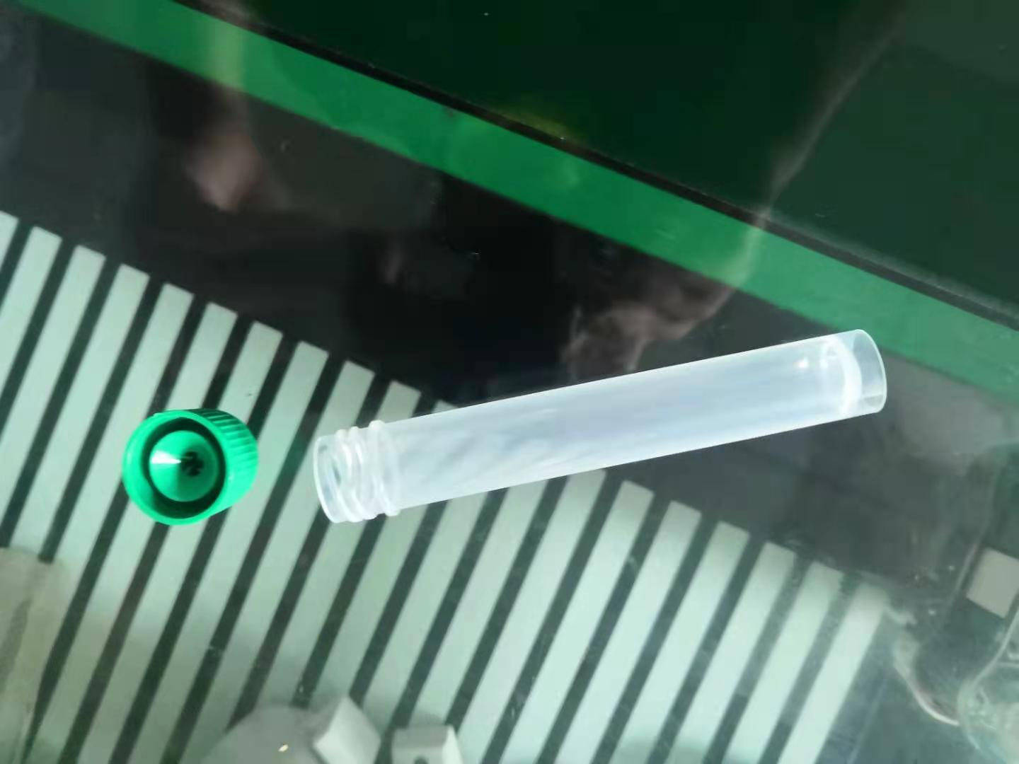 Izdelana plastična reagentna cev