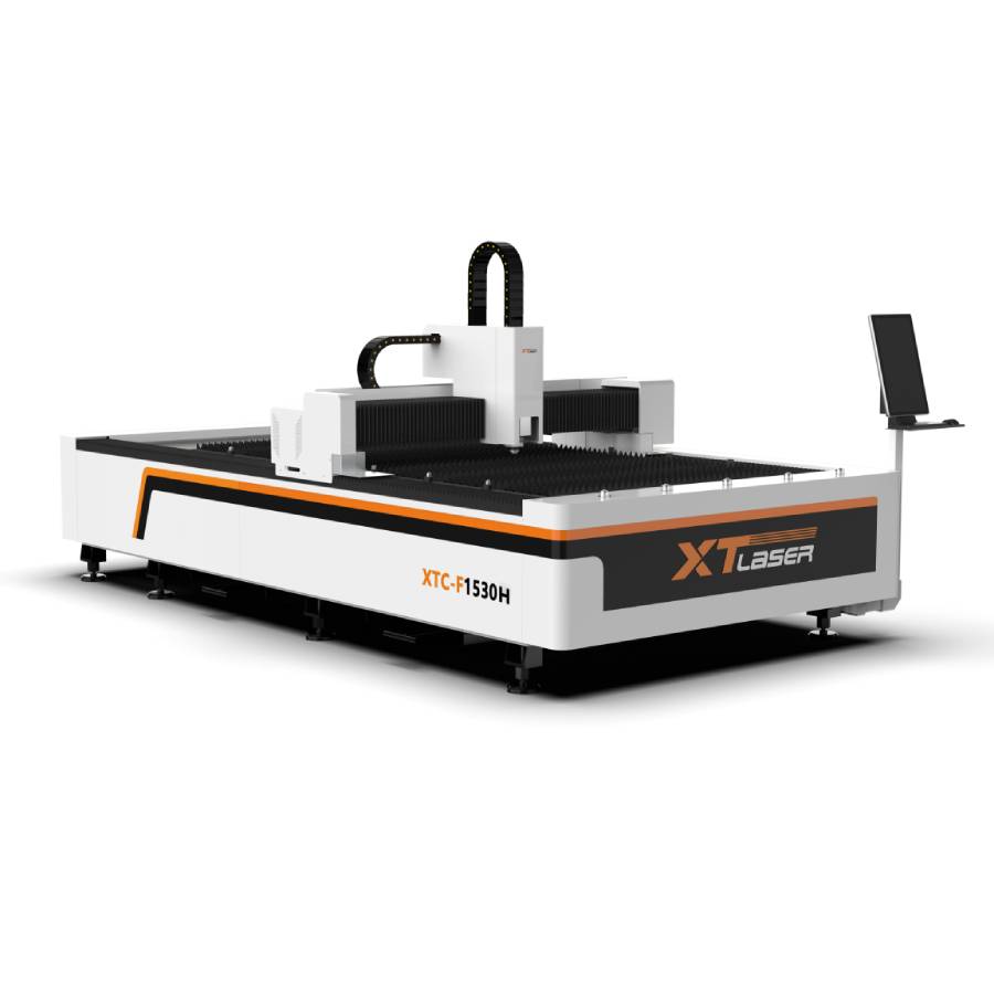 Mesin pemotong laser serat bekerja di industri