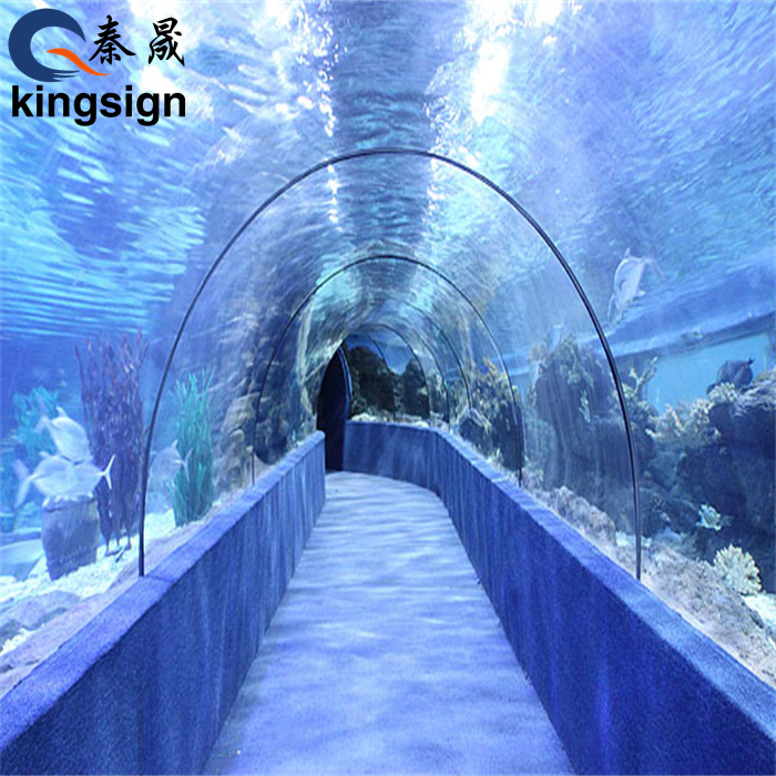 Акрилен подводен тунел ви отвежда до дъното на водата