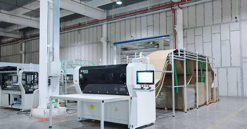 Excitech دستگاه کارتن با سرعت بالا را برای صنعت بسته بندی تخته کارخانه مبلمان راه اندازی می کند.