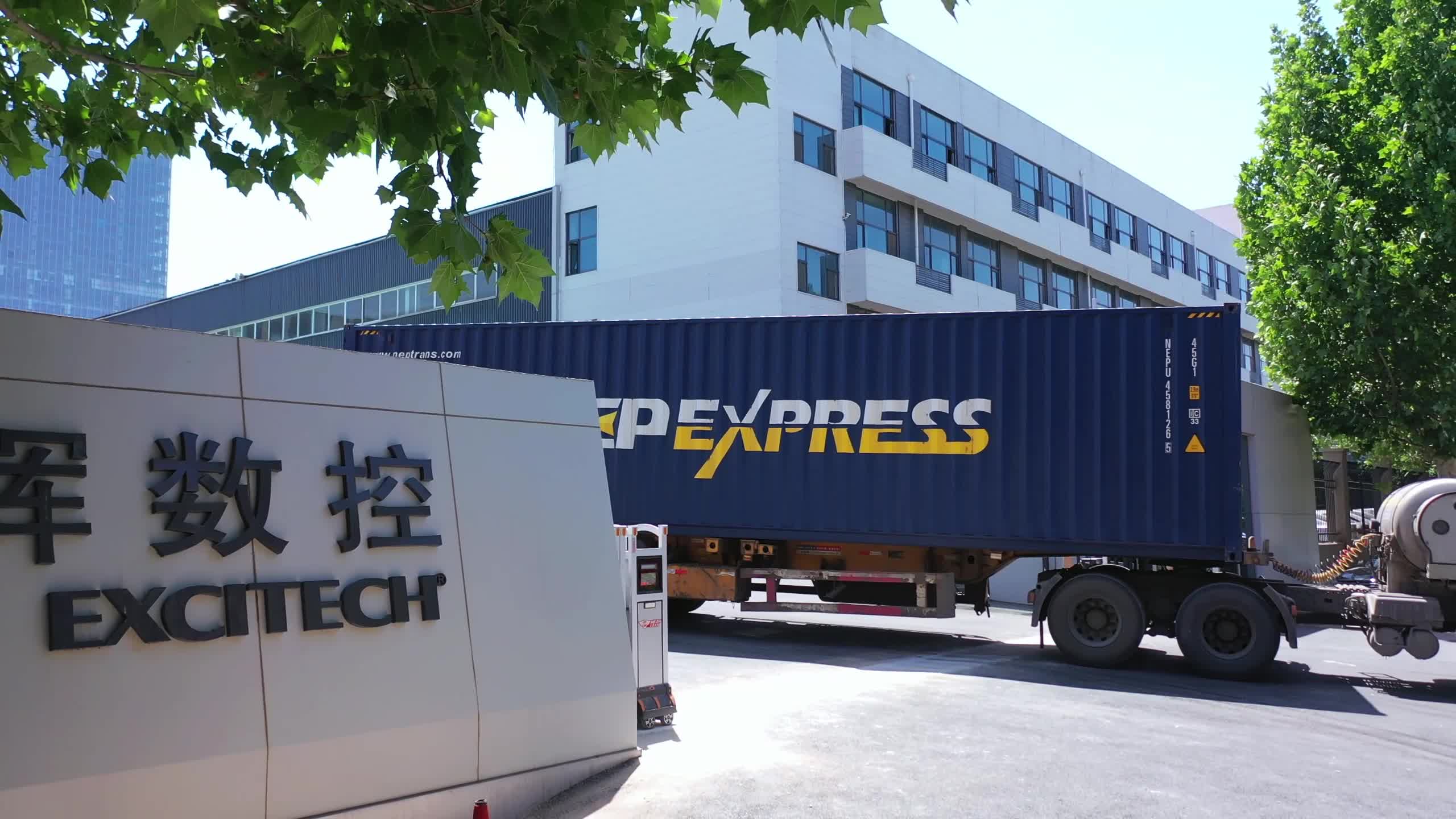Excitech factory is sending customers' orders. Deliver the goods safely to the customer's factory