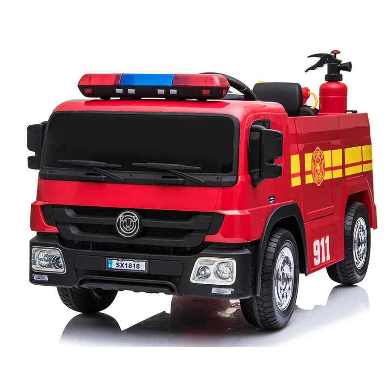 Les enfants montent sur un camion de pompiers électrique avec télécommande