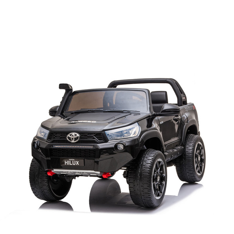 Kinder fahren auf Elektroauto mit Lizenz Toyota Hilux 2019