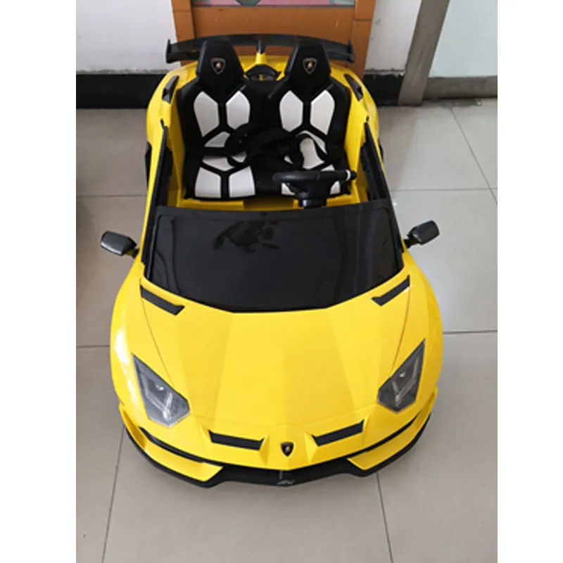 A gyerekek lovagolnak a Toy Licensed Lamborghini Aventador Svj alapváltozatán