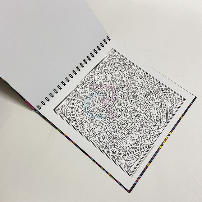 Libro da colorare con perforazione