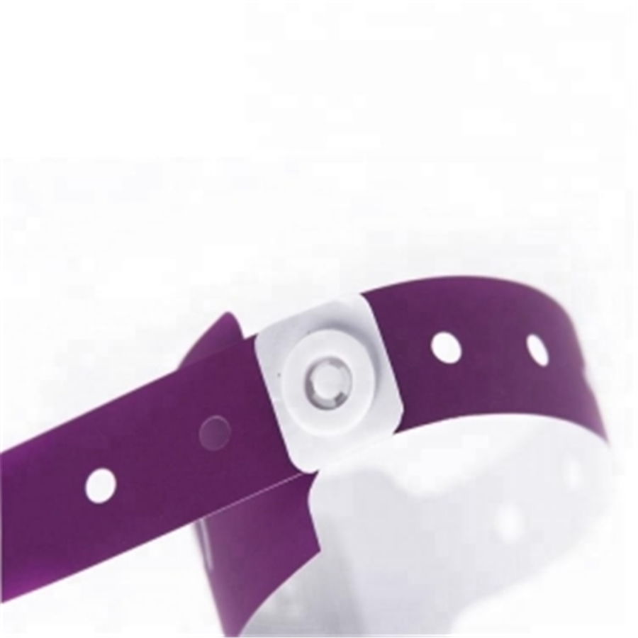 Νοσοκομειακό λουράκι χεριού χαρτιού μίας χρήσης Προσαρμοσμένη εκτύπωση Πτυσσόμενη συσκευασία 13,56 Mhz NFC 213 Rfid Silicone Wristbands
