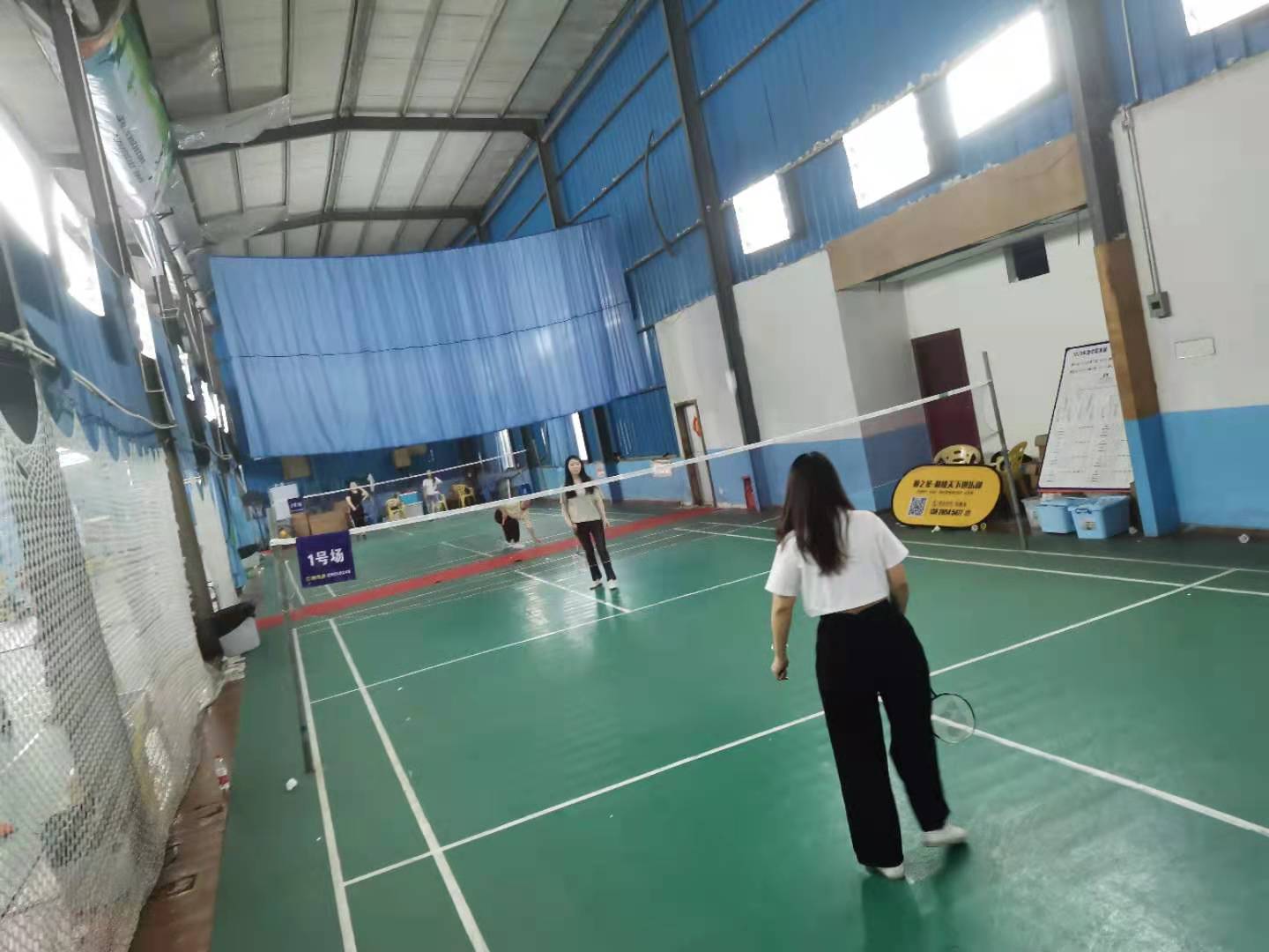 Lagbygge av badmintontävling