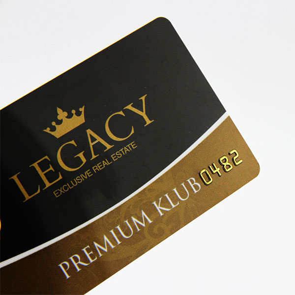 Рельефная пластиковая визитная карточка с золотым штампом членства с твердой печатью