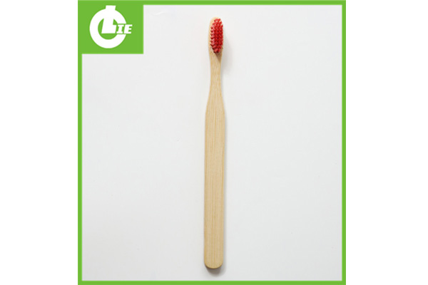 Gezond verstand van tandbescherming bij het poetsen met een bamboetandenborstel