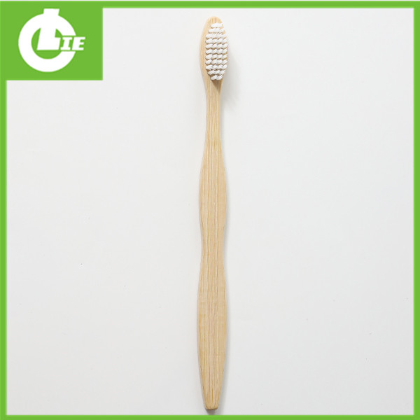 Brosse à dents en bambou avec une pointe pointue