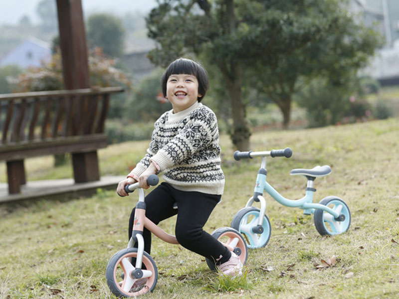 Kiedy rodzice uczą swojego roweru biegowego dla dzieci? Ile praktyki jest lepsze?