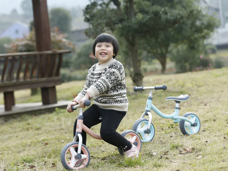 Когда родители учат своих детей балансировать на велосипеде? Сколько практики лучше?