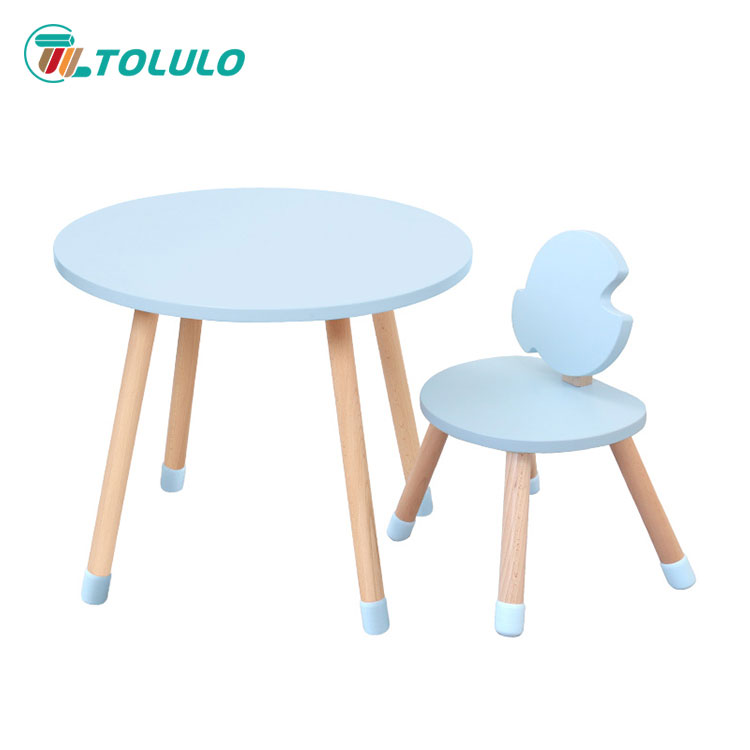 बच्चे के लिए लकड़ी की मेज और कुर्सी