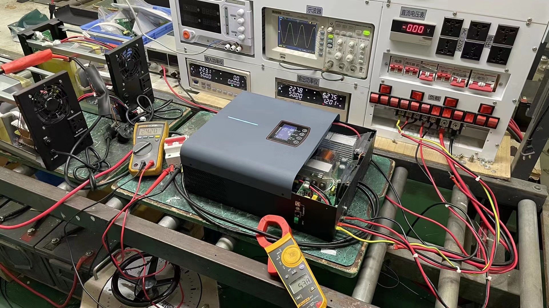 LiFePO4 بیٹری ایکٹیویشن کے ساتھ ہمارے ہائبرڈ انورٹر کے ساتھ اپنے نظام شمسی کو پاور اپ کریں۔