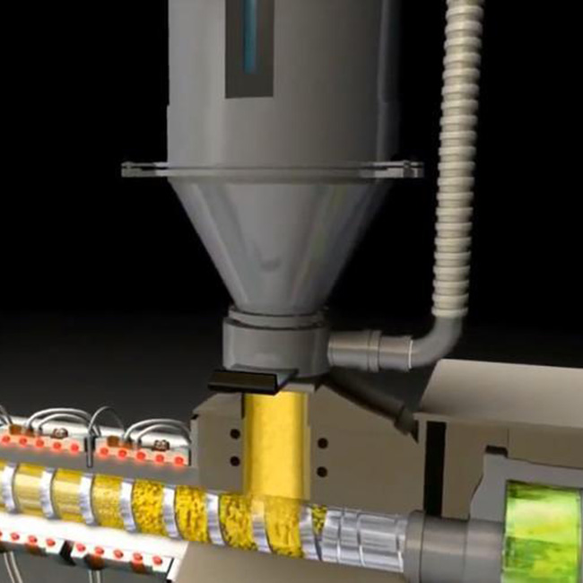 How does the injection molding machine melt plastic particles into products?