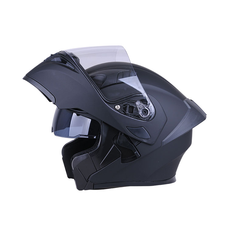 Открытый мотоциклетный шлем с черепом
