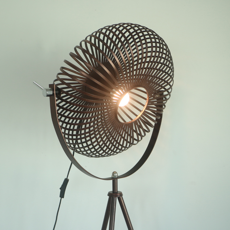 Stojací lampa se stativem ve fotostudiu ve výtvarném stylu