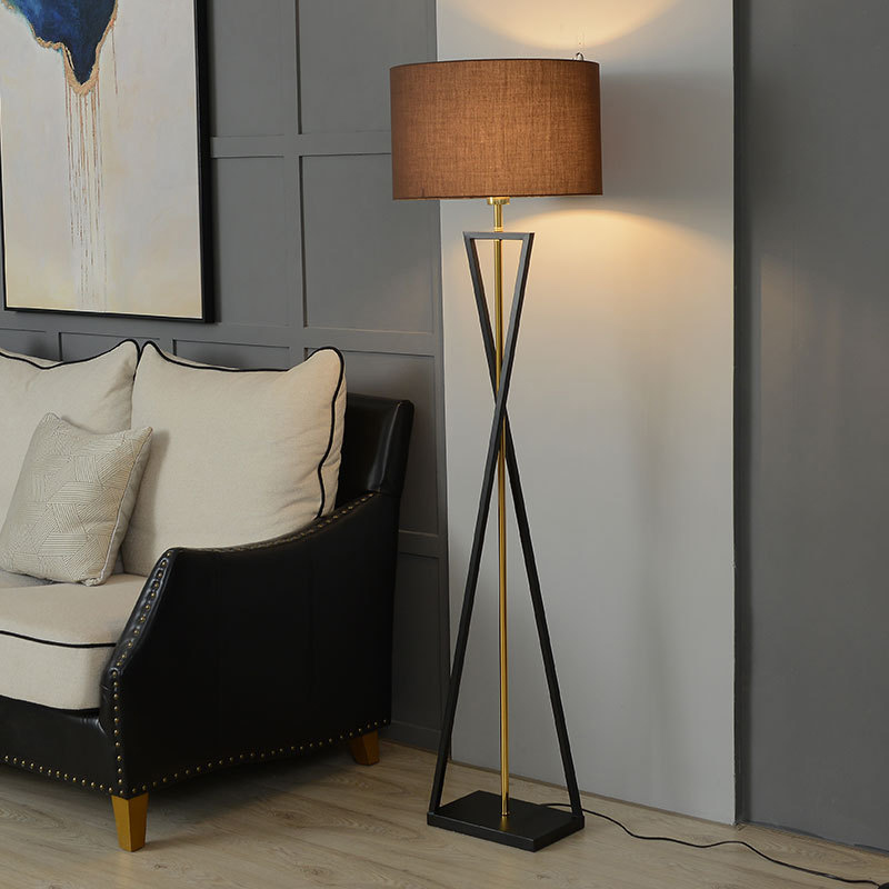 Stativová stojací lampa v novém designu