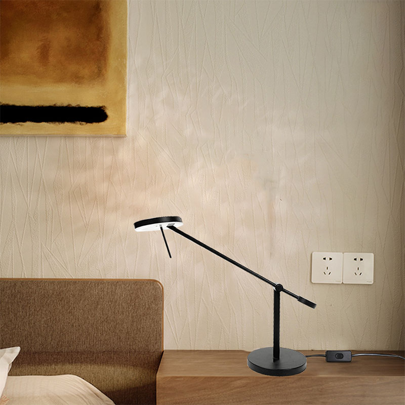 Stolní lampa s houpačkou ve skandinávském designu