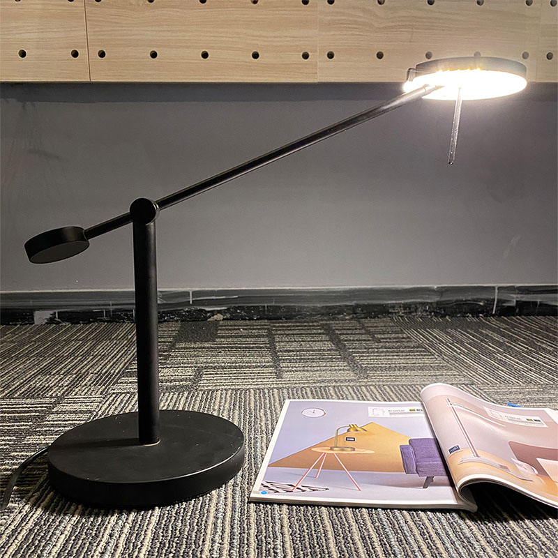 Stolní lampa s houpačkou ve skandinávském designu