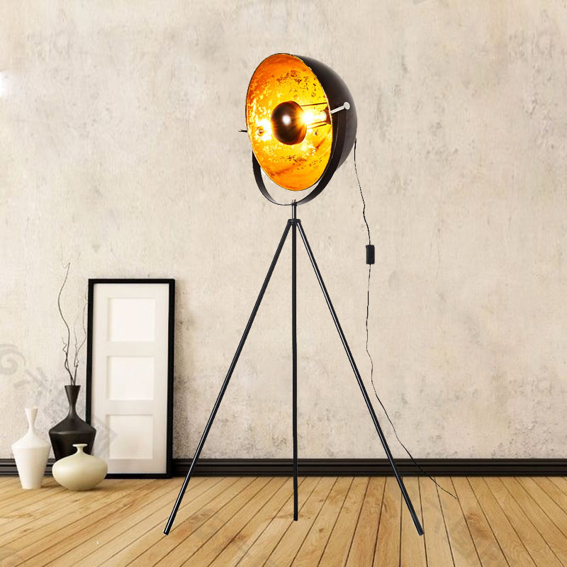 Půlkruhová moderní stojací lampa na stativ