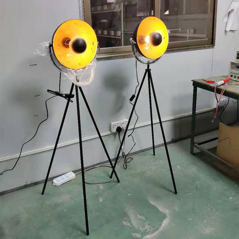 Půlkruhová moderní stojací lampa na stativ