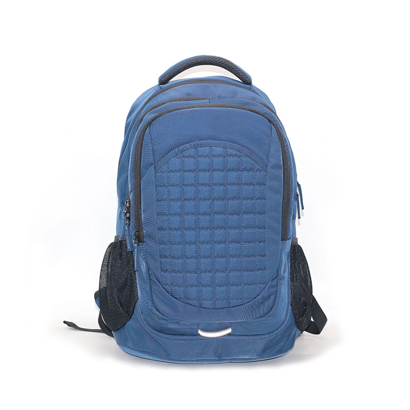 Рюкзак синего цвета на открытом воздухе