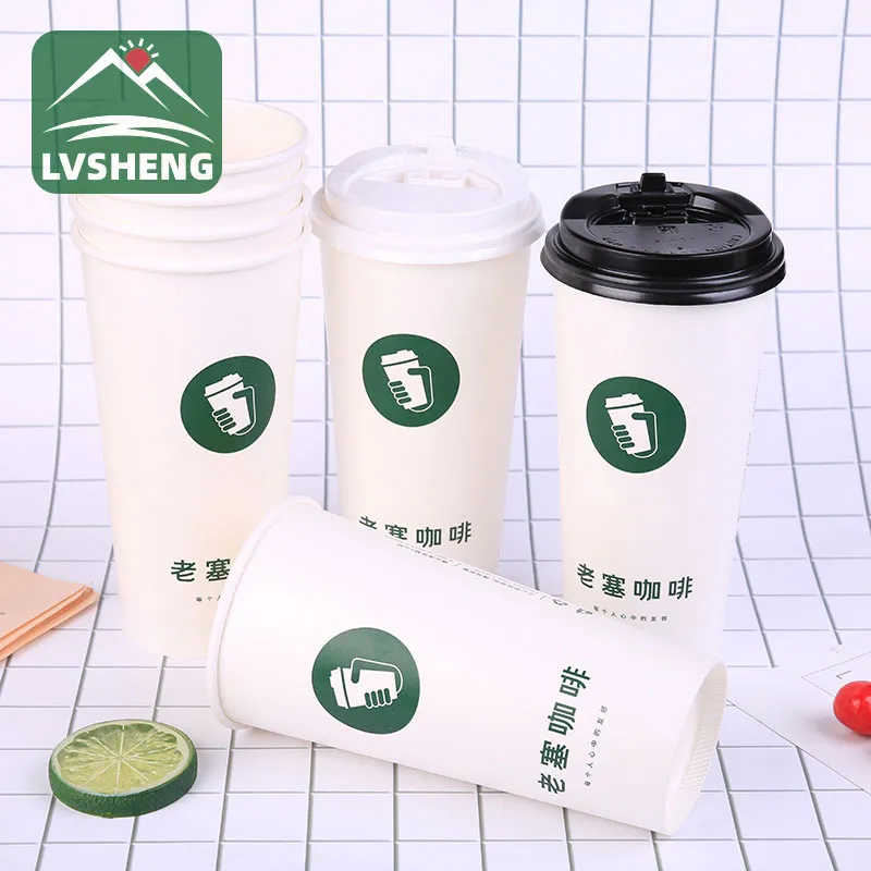 Vaso de papel instantáneo con té dentro