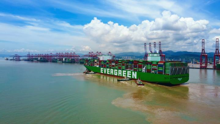 Ningbo Zhoushan Port connects with the world's largest container ship Changyi 