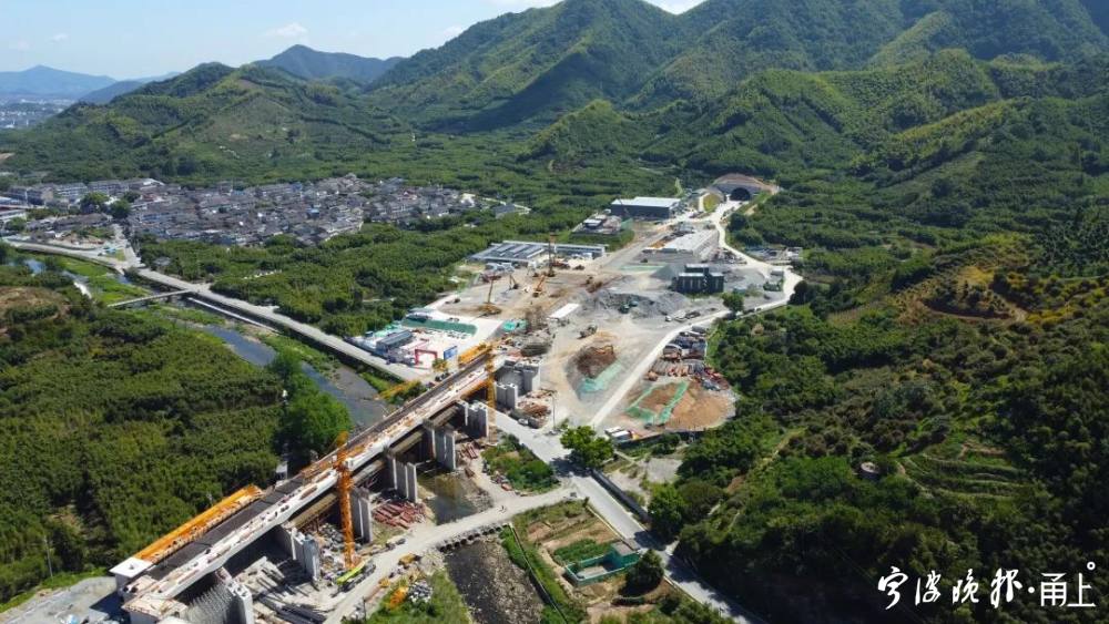 Stanica Xikou železnice Jinyong, 10 minút jazdy od malebného miesta, bude otvorená budúci rok