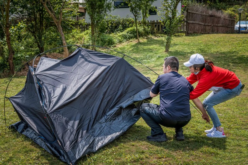 야외 텐트를 치는 기술은 무엇입니까?