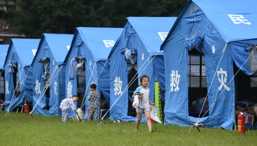 Disaster relief tent set up method