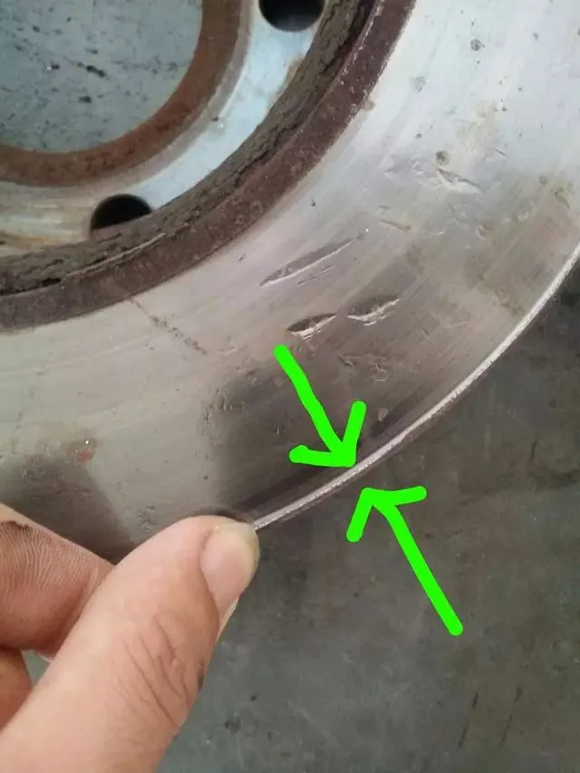 Owner: The brake pad replacement worker used an angle grinder to grind the brake pads. Did he run into a black shop?