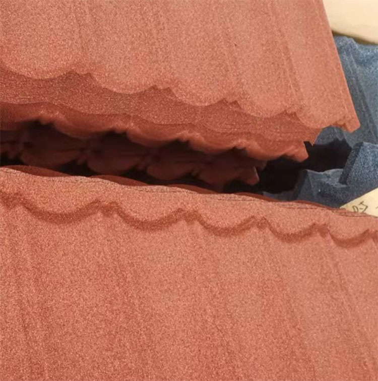 Метални покривни листови обложени со камен во боја