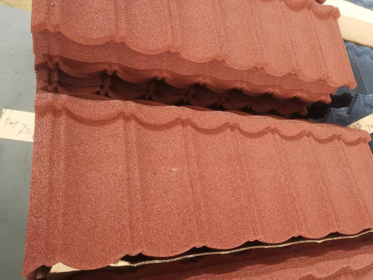 Lastre di copertura in metallo rivestite in pietra colorata