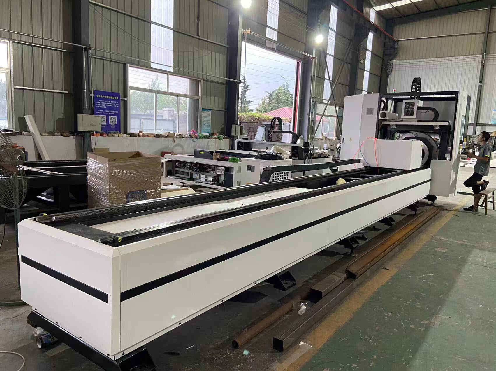 Machine de découpe laser à fibre 1530 pour planche de fer en aluminium