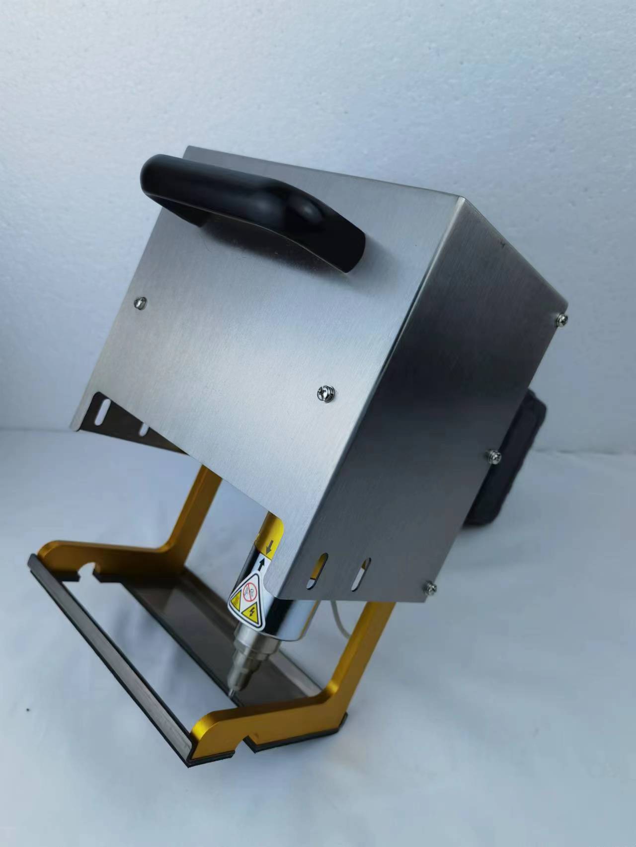 Machine de gravure par micro-percussion à piles pour le métal